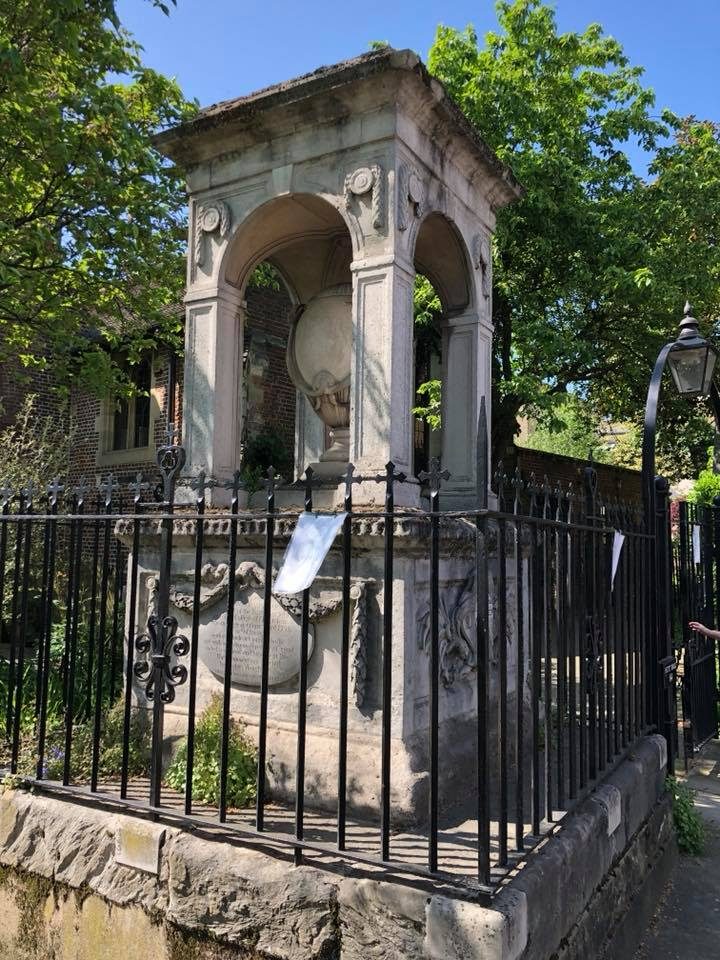 Hans Sloane's tomb, London (by Adrian Thomas) (1).jpg
